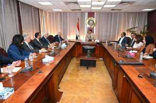 وزير الصناعة يبحث مع “غرفة التجارة الأمريكية” سبل تعزيز التعاون المشترك