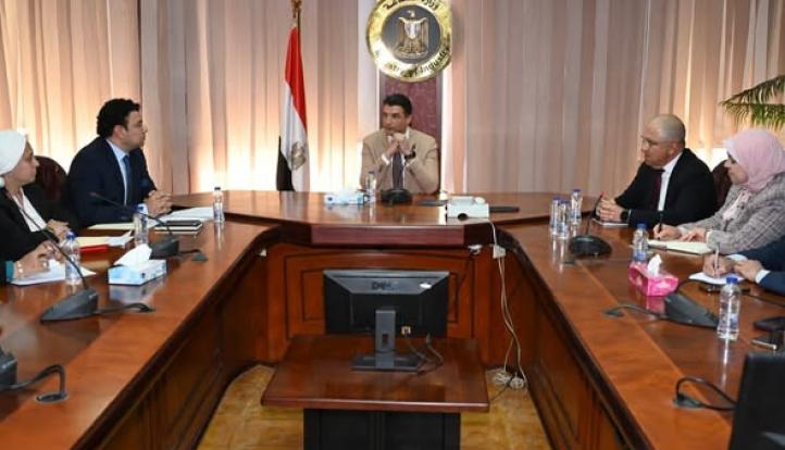 وزير الصناعة يبحث كيفية النهوض بالصناعات الحرفية والتراثية وزيادة تنافسيتها بالأسواق الخارجية