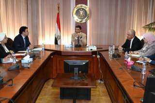 وزير الصناعة يبحث كيفية النهوض بالصناعات الحرفية والتراثية وزيادة تنافسيتها بالأسواق الخارجية
