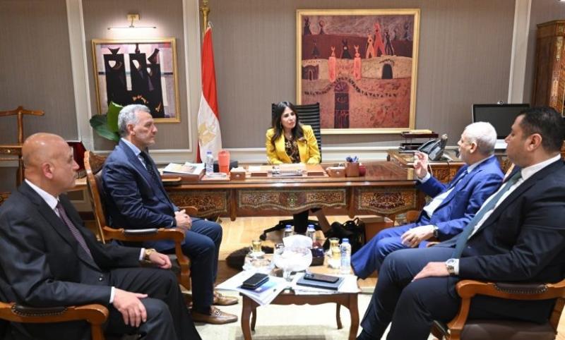 الإسكان تبحث مع «أميا باور» تنفيذ محطات تحلية
