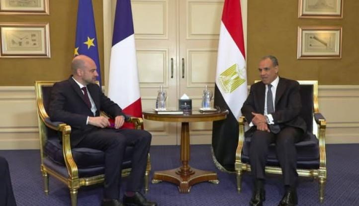 وزير الخارجية ونظيره الفرنسي يبحثان العلاقات الثنائية ومستجدات الأوضاع الإقليمية