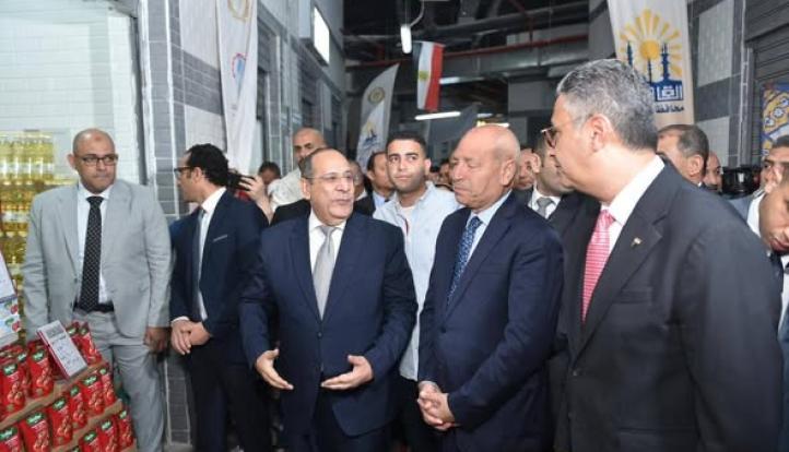 وزير التموين ومحافظ القاهرة يفتتحان معرض أهلاً بالعيد بحدائق القبة بـ120 منفذاً للسلع الغذائية