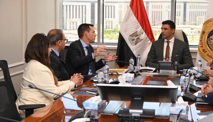 وزير الصناعة يبحث مع «شنايدر إلكتريك» خطط التوسع في مصر وزيادة المكون المحلي إلى 85%