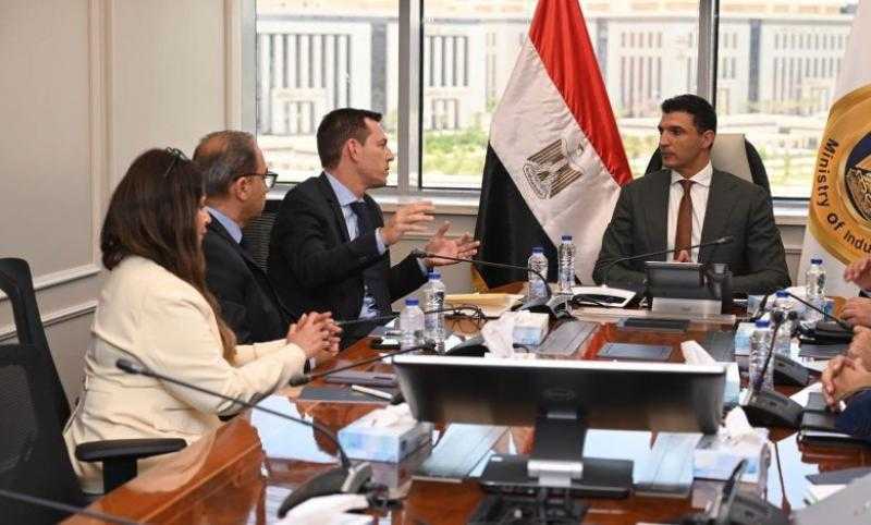 وزير الصناعة يبحث مع «شنايدر إلكتريك» خطط التوسع في مصر وزيادة المكون المحلي إلى 85%