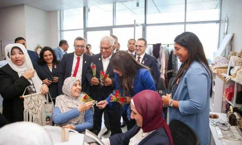 وزيرة الإسكان تزور مستشفى بهية بالشيخ زايد