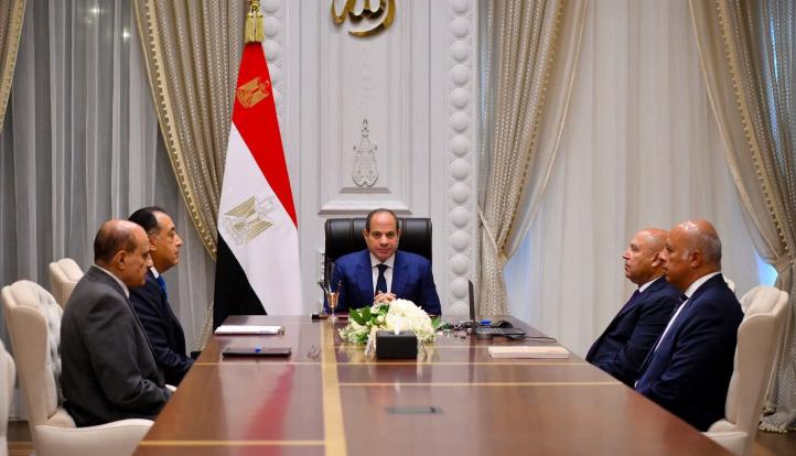 الرئيس السيسي يجتمع برئيس الوزراء ووزير النقل ومُستشار رئيس الجمهورية للتخطيط العمراني