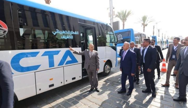 وزير النقل يدشن 10 ميني باصات جديدة لربط حدائق العاصمة وزهرة العاصمة بمحطة القطار الكهربائي الخفيف LRT