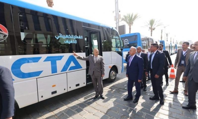 وزير النقل يدشن 10 ميني باصات جديدة لربط حدائق العاصمة وزهرة العاصمة بمحطة القطار الكهربائي الخفيف LRT