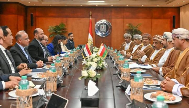 وزير الاستثمار يبحث مع رئيس هيئة المناطق الاقتصادية العمانية تعزيز الشراكة التجارية بين البلدين